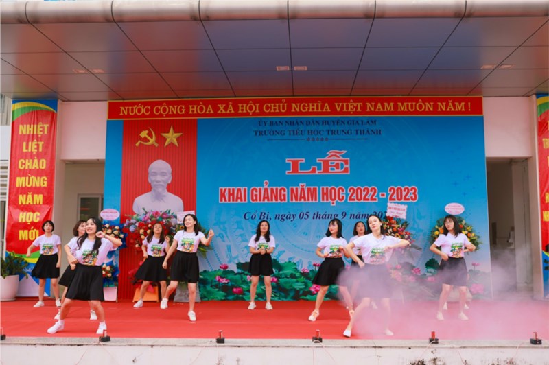 Chi Đoàn trường Tiểu học Trung Thành thực hiện tiết mục văn nghệ mừng lễ khai giảng năm học mới